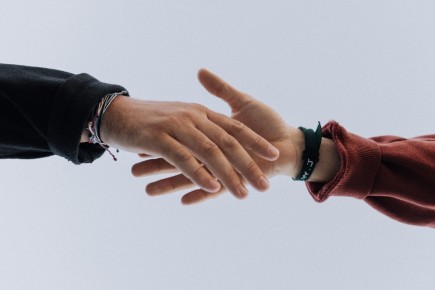 Hand Unsplash austin kehmeier liggend.jpg