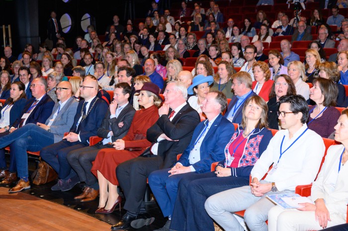 Maxima luistert naar deelnemers Meetbaar