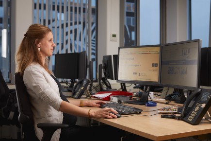 nvvk-beeld-vrouw-achter-bureau-met-beeldschermen.jpg