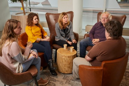    nvvk-beeld-ilona-in-groep-in-gesprek.jpg
