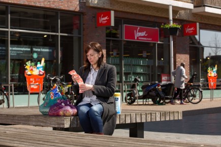    Vrouw met boodschappen op bankje.jpg