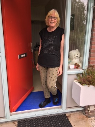 Katinka de Boer bij haar huis