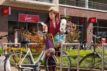    Vrouw met boodschappen bij fiets.jpg