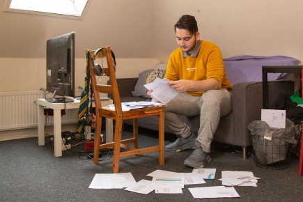 Student met veel rekeningen op de grond  uitsnede.jpg