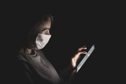 vrouw met masker engin-akyurt-fboaVuIdgzU-unsplash.jpg