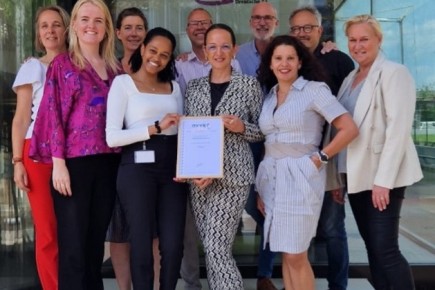    team Financieel Stabiel samen met adviseur-projectleiders en de directievoorzitter van WPDA.jpg