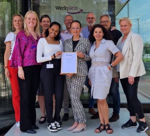 team Financieel Stabiel samen met adviseur-projectleiders en de directievoorzitter van WPDA