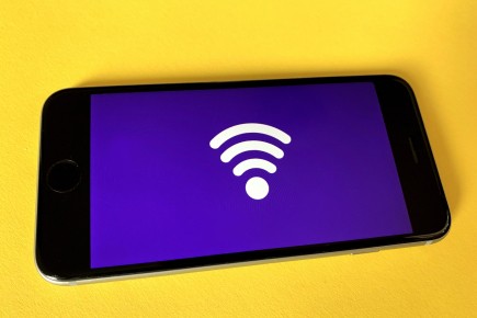 wifi-franck-CAX85x-DdBk-unsplash.jpg