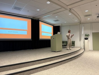 Anna Schotanus geeft een lezing over laaggeletterdheid.