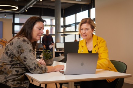 nvvk-beeld-ilona-met-collega-achter-laptop.jpg