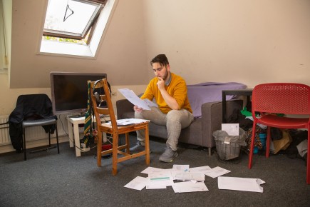 Student peinzend met rekening in hand.jpg