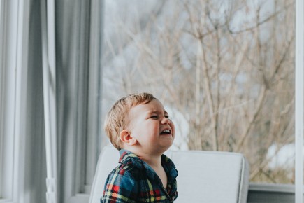 huilend-jongetje-marcos-paulo-prado-_aRzwAI1ZeM-unsplash.jpg