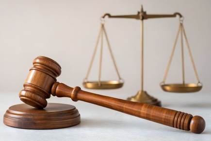    Hamer en weegschaal.jpg