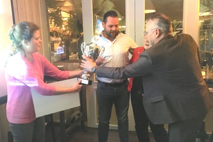 1 Team KBNLSnel krijgt de beker.jpg