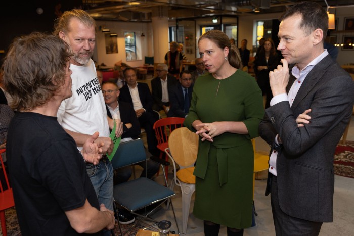 Minister Schouten in gesprek met ervaringsdeskundigen Dennis en Bart
