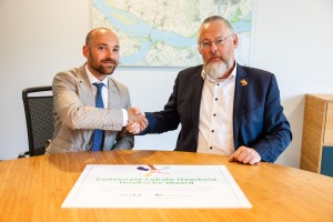 Bas en Huibert schudden elkaar lachend de hand