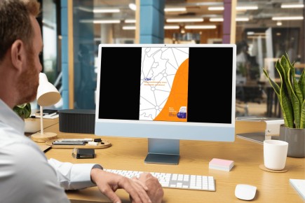 Man kijkt naar Vish.jpg